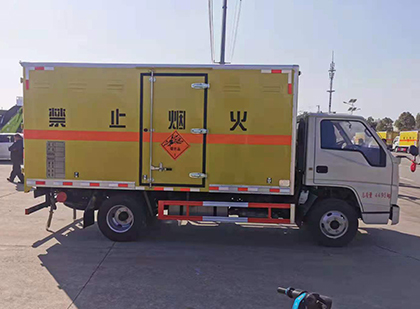 坡头镇爆破器材运输车
